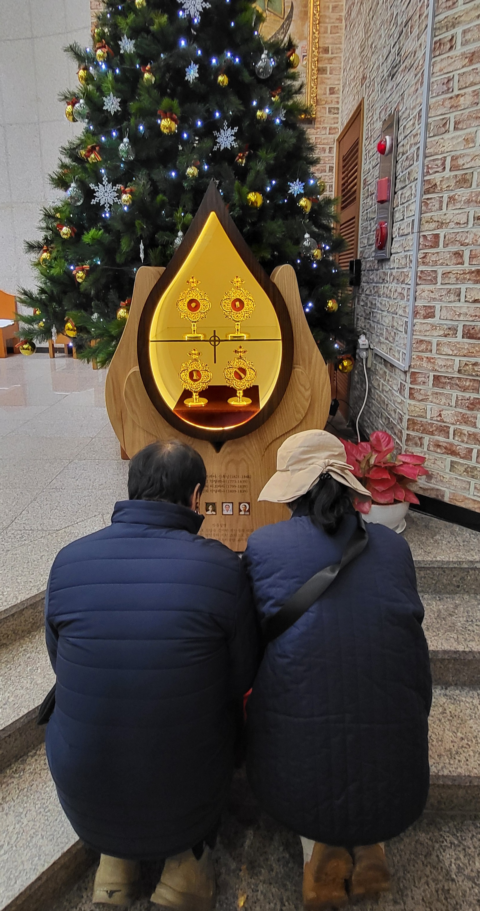 안치단 앞 묵상컷 1